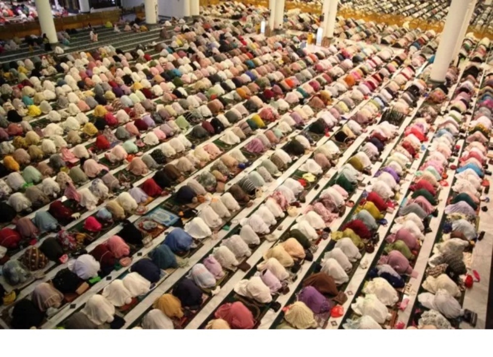 Umat muslim menjalankan ibadah salat Tarawih di masjid Al Akbar, Surabaya. (SURYANTO/RADAR SURABAYA)