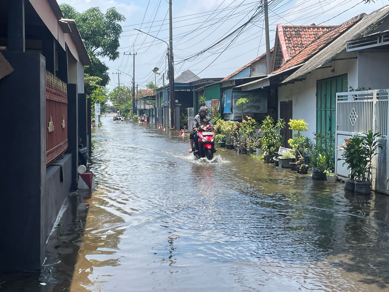 BELUM SURUT: Kondisi banjir masih menggenangi sejumlah titik di Kecamatan Tanggulangin, Sidoarjo. (M SAIFUL ROHMAN/RADAR SIDOARJO)