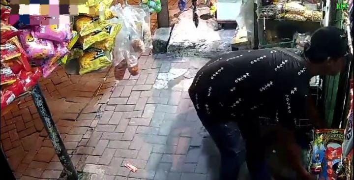 PENCURIAN : Aksi pelaku terekam cctv warung Madura saat mencuri beras di Wedoro, Waru, Sidoarjo. (IST/RADAR SIDOARJO)