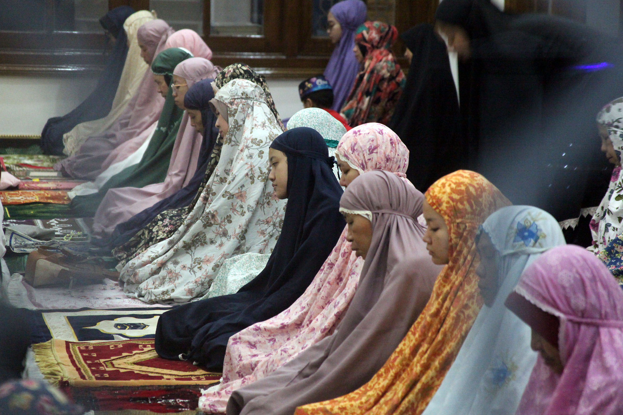 KHUSUK: Umat muslim menjalankan ibadah Salat Tarawih di Masjid Al Badar, Dukuh Menanggal, Surabaya. (SURYANTO/RADAR SURABAYA)