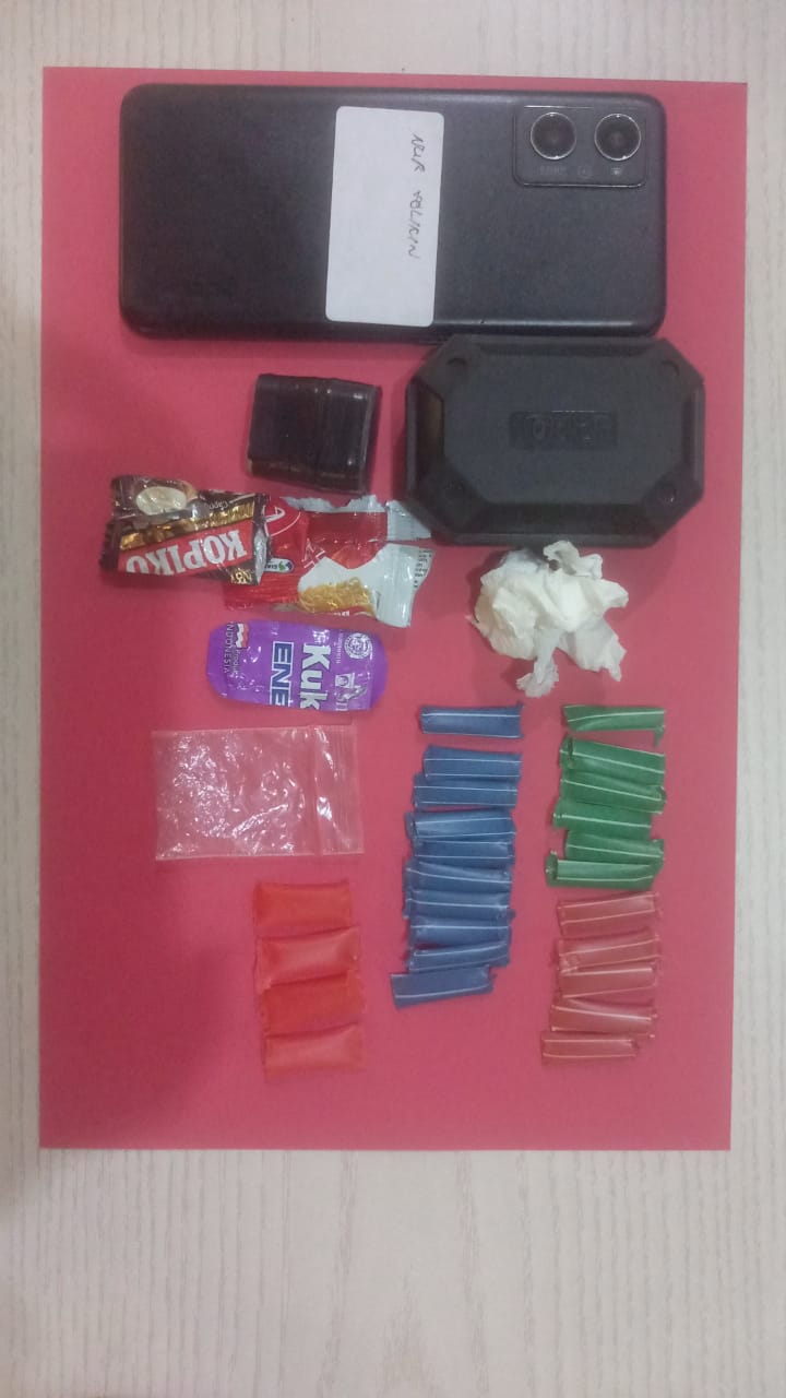 DIAMANKAN : Barang bukti 34 poket SS dan sedotan plastik yang berhasil disita Satresnarkoba Polresta Sidoarjo dari tersangka. (IST/RADAR SIDOARJO)