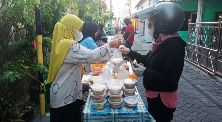 DIBURU : Kolak srikaya salah satu hidangan berbuka khas Sidoarjo yang banyak dicari. (DIKY PUTRA SANSIRI/RADAR SIDOARJO)