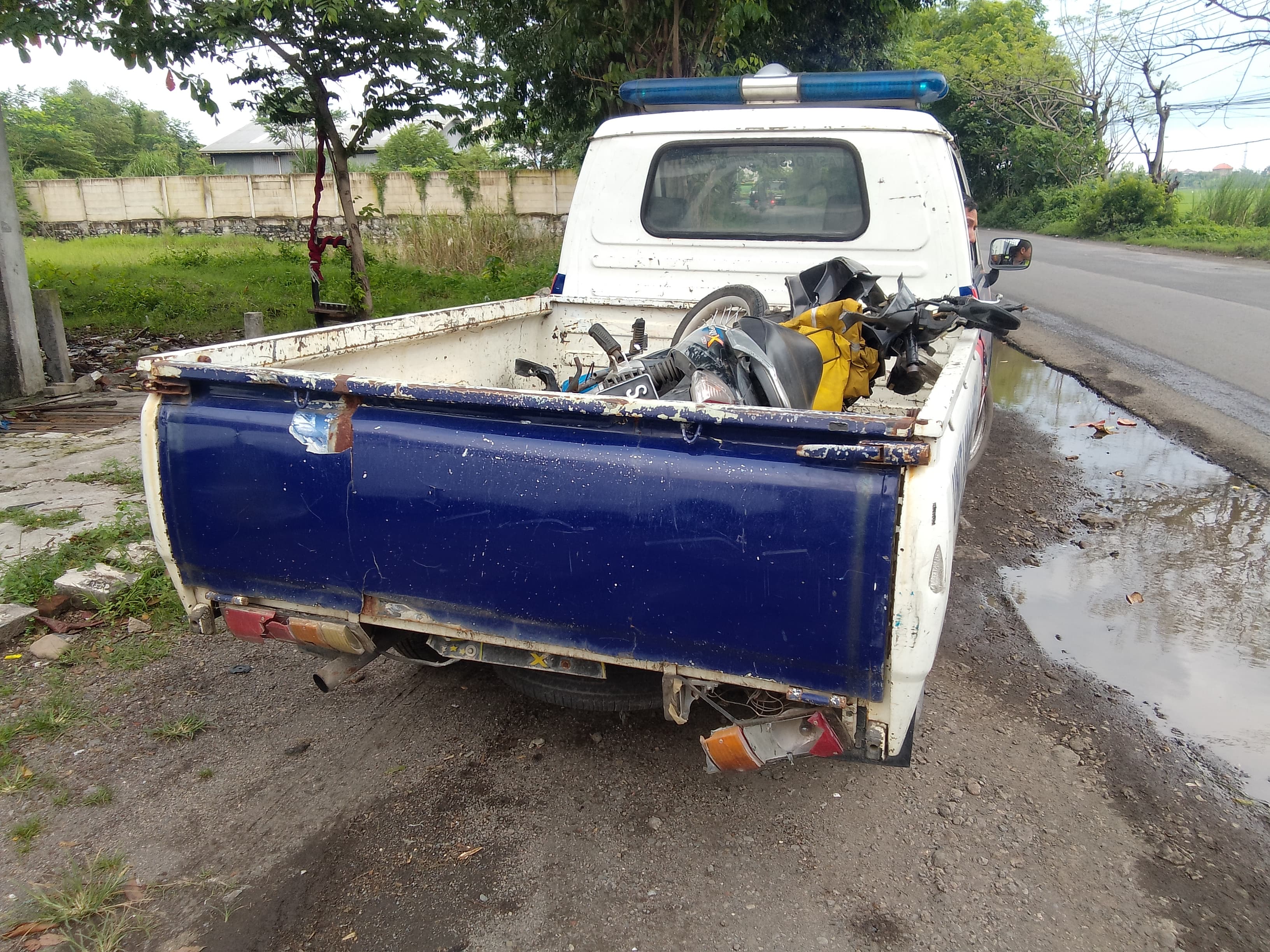 BARANG BUKTI : Sepeda motor korban kecelakaan di Jalan Lingkar Timur, Buduran, Sidoarjo, saat dievakuasi polisi, Jumat (7/3). (DIKY PUTRA SANSIRI/RASAR SIDOARJO)