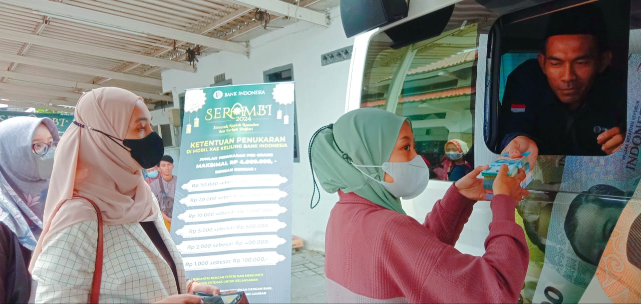 ANTRE : BI mulai membuka penukaran uang baru di Jawa Timur, salah satunya di Sidoarjo. (DOK/RADAR SURABAYA)