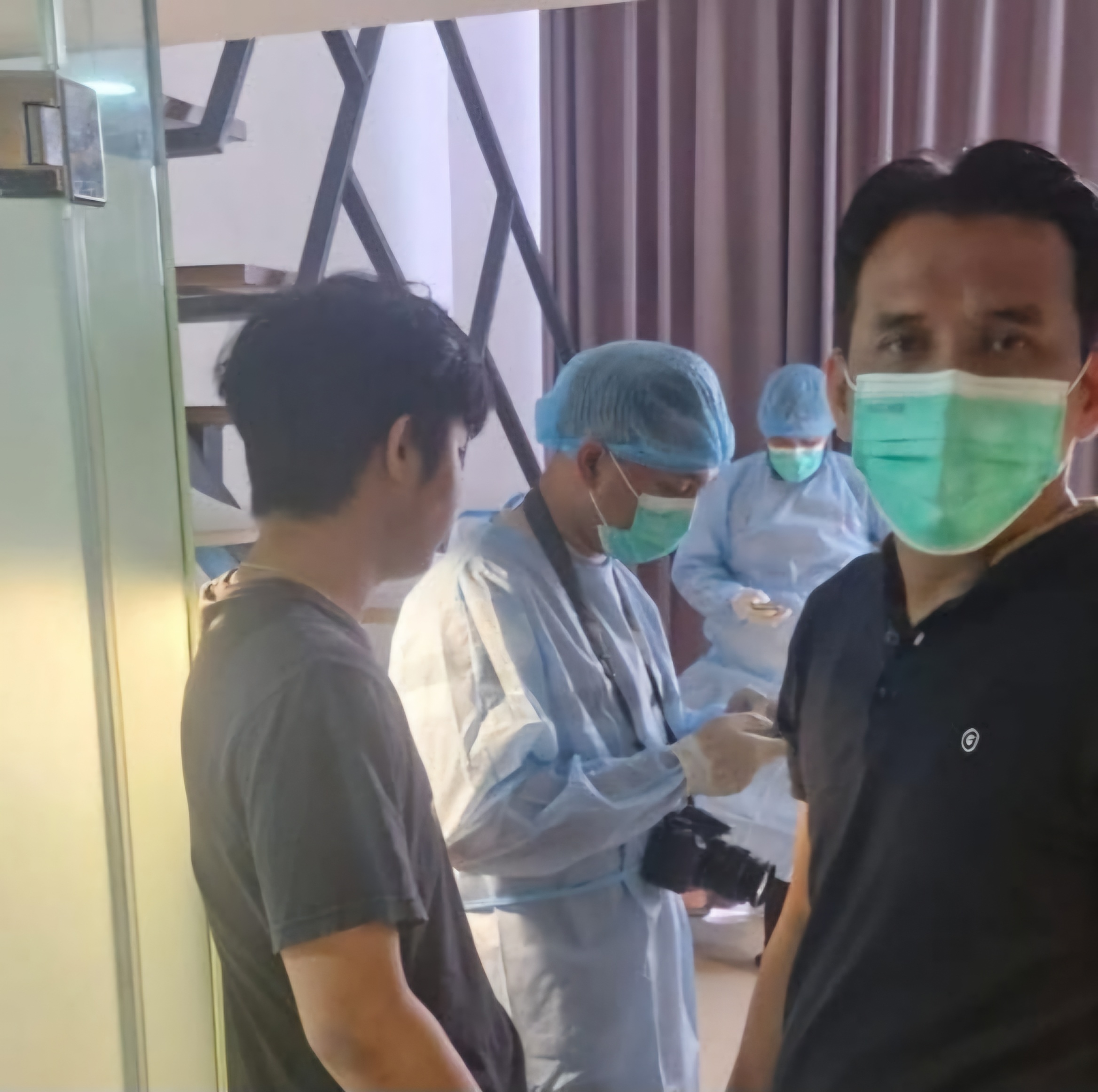 OLAH TKP : Polisi melakukan olah TKP di kamar salah satu hotel di Desa Tambakoso, Waru, Sidoarjo, lokasi ditemukannya mayat perempuan. (IST/RADAR SIDOARJO)