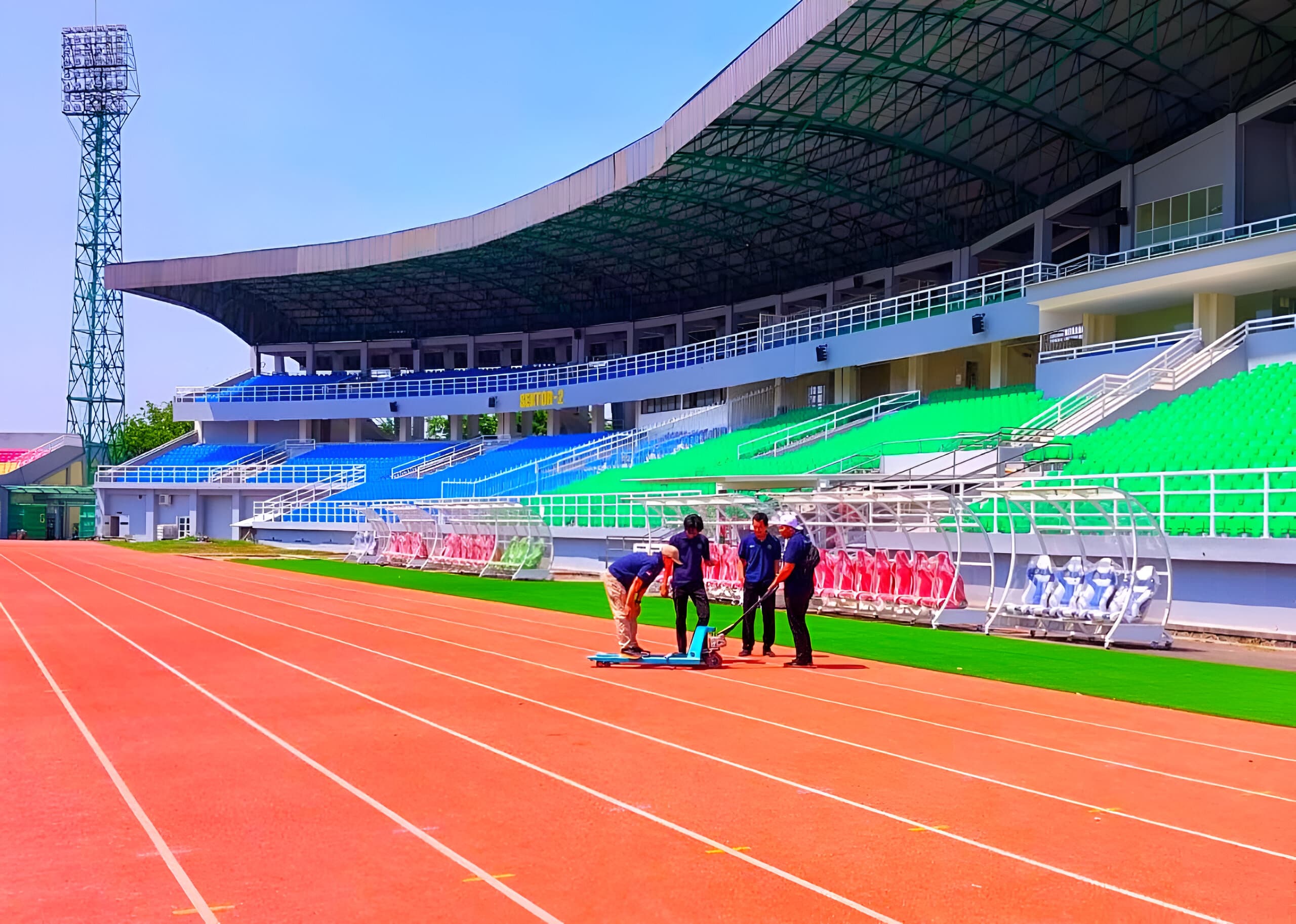 PERBAIKAN: Dua tiang lampu Stadion Gelora Delta, Sidoarjo, yang sudah diperbaiki. (M SAIFUL ROHMAN/RADAR SIDOARJO)
