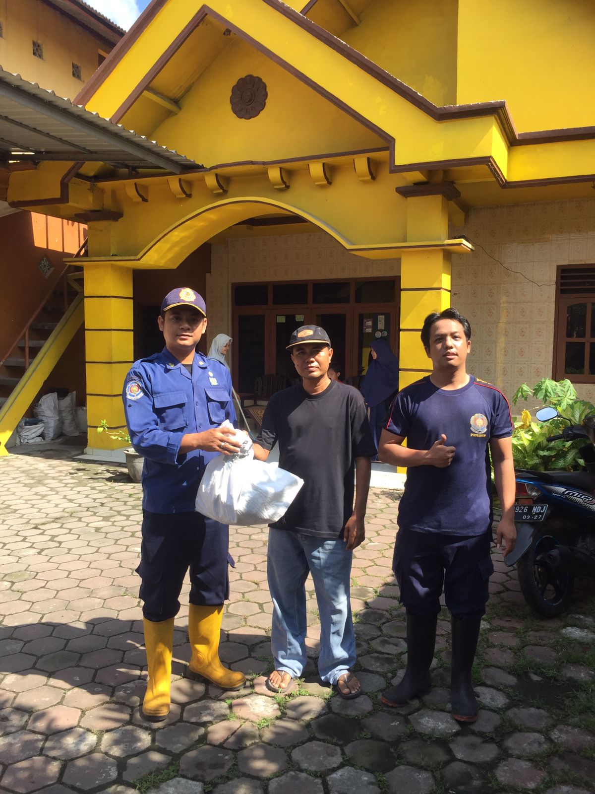 GANAS : Tim Rescue Damkar Unit Krian BPBD Sidoarjo evakuasi sarang tawon vespa di Krian, Minggu (9/3). (IST/RADAR SIDOARJO)
