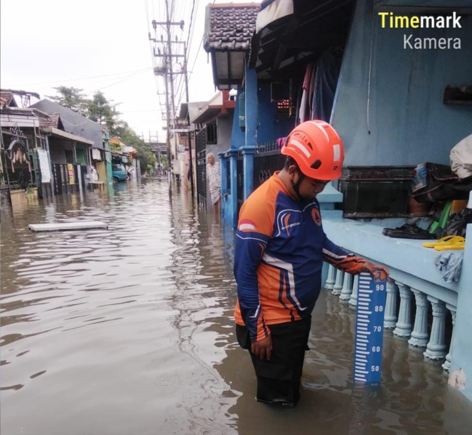 TERUS BERTAMBAH : Banjir masih cukup tinggi di Desa Ketegan dan Kedungturi, Taman, Minggu (9/3). (IST/RADAR SIDOARJO)