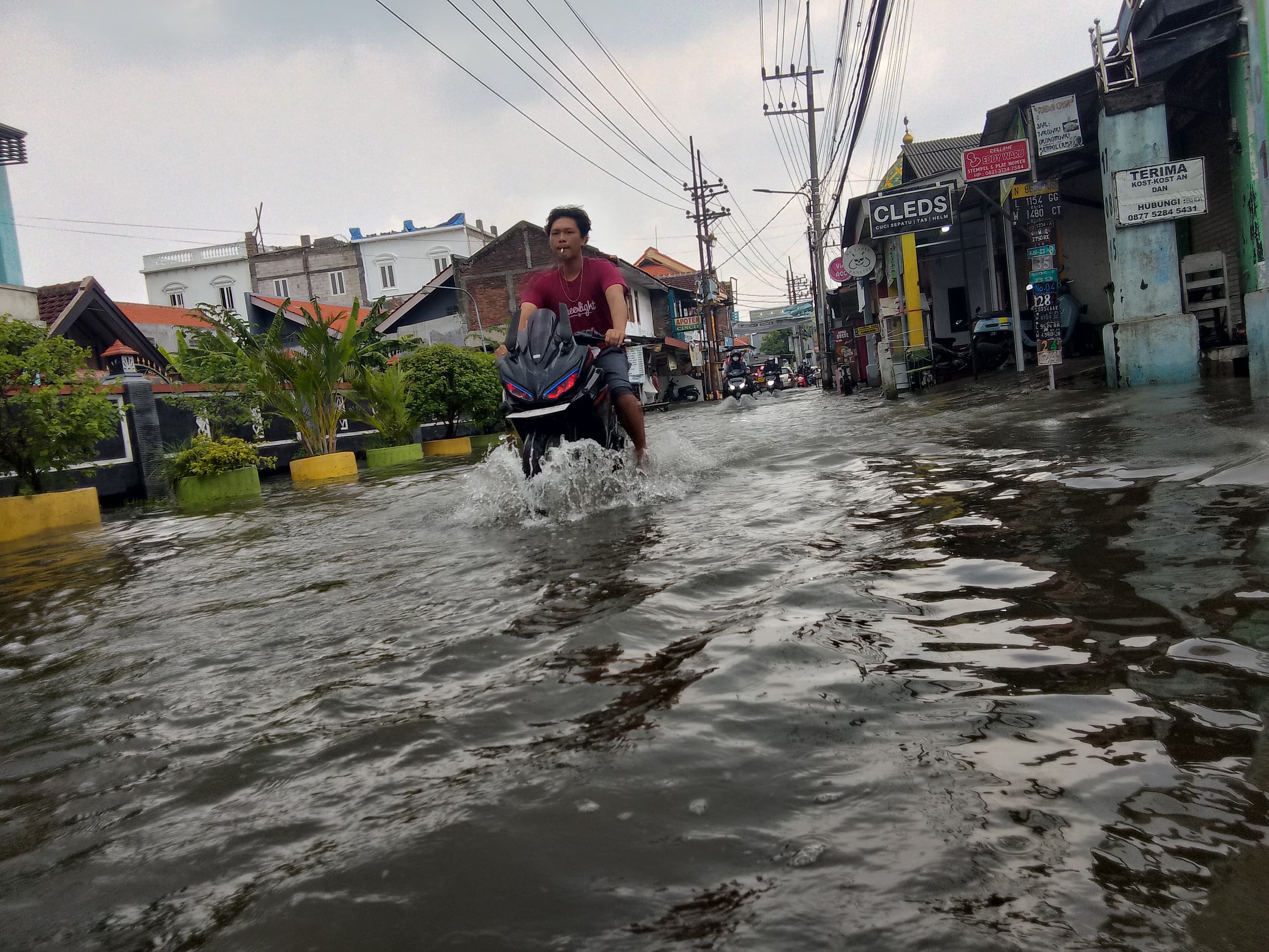 TERENDAM : Banjir genangi kawasan Medaeng, Waru, Sidoarjo, Senin (10/3). (DIKY PUTRA SANSIRI/RADAR SIDOARJO)