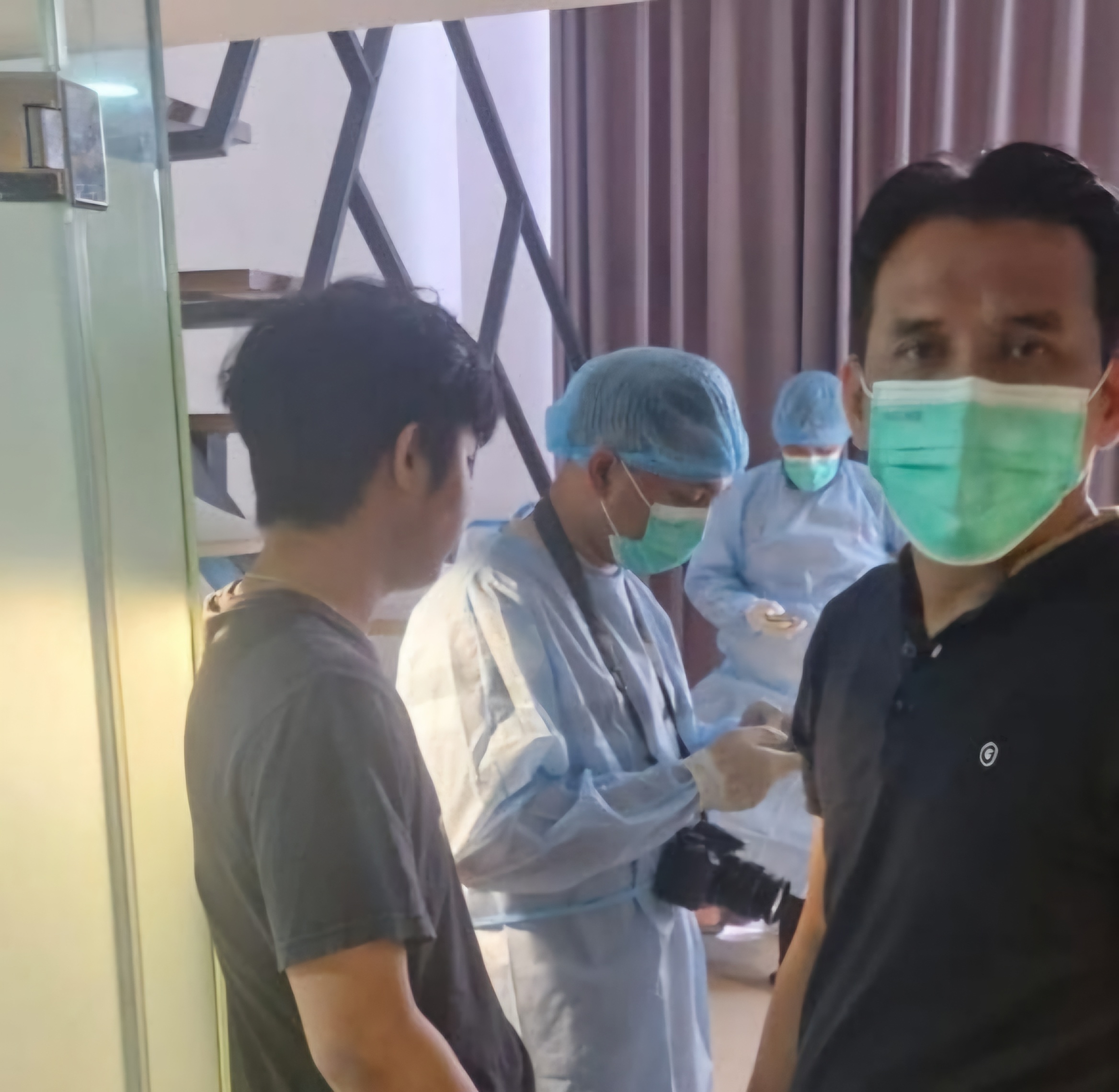 MISTERI : Polisi sedang dalam proses mengevakuasi jasad perempuan di kamar hotel Tambakoso, Waru, Sidoarjo. (IST/RADAR SIDOARJO)