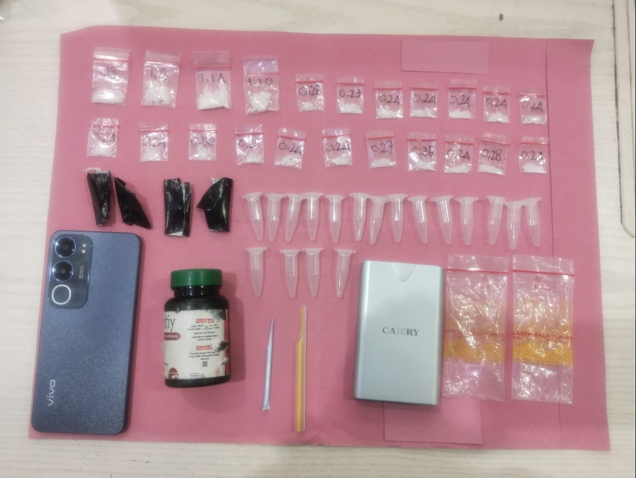 BARANG BUKTI : Satresnarkoba Polresta Sidoarjo mengamankan PCR tube yang digunakan tersangka untuk meranjau SS. (IST/RADAR SIDOARJO)