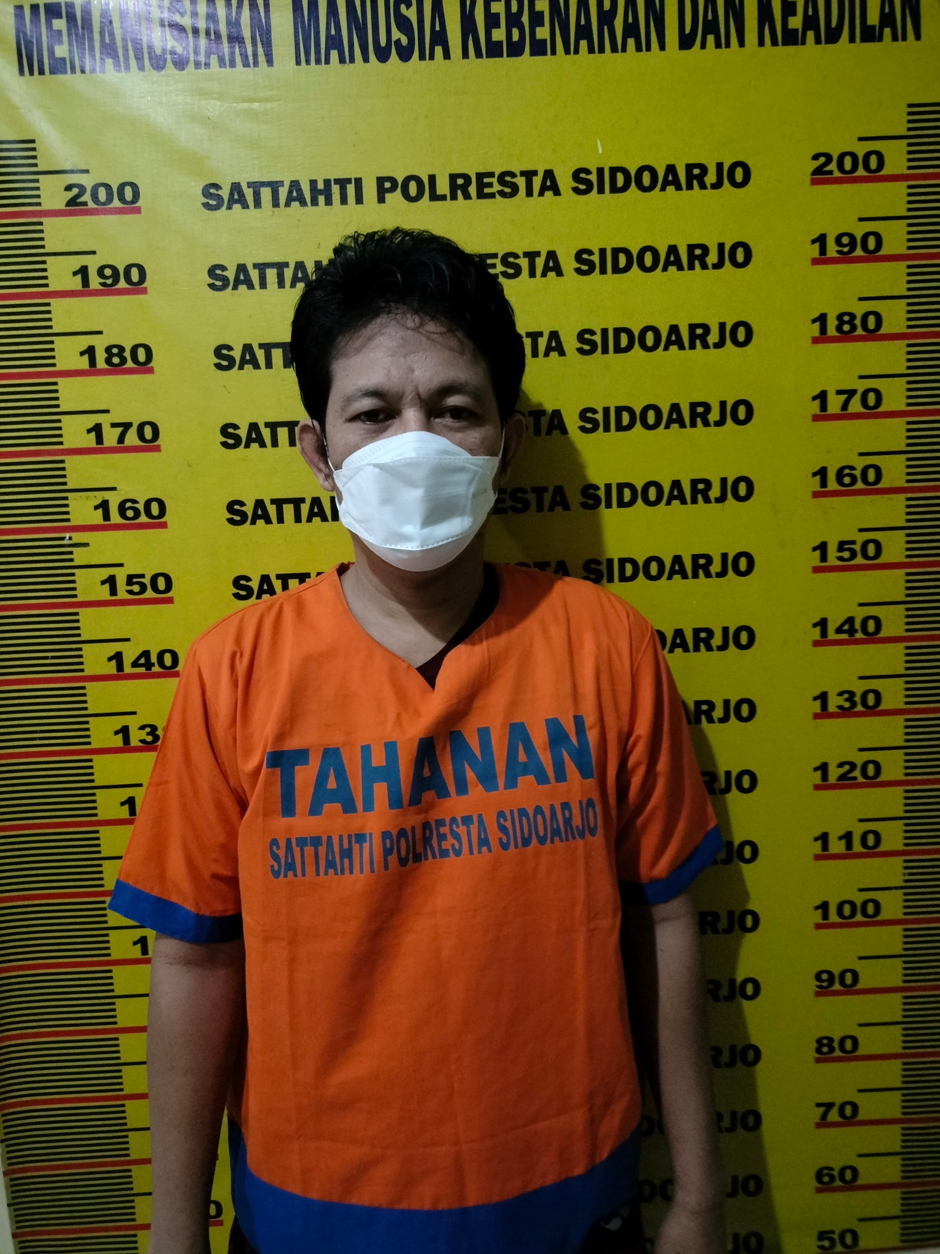 DIAMANKAN : Satresnarkoba Polresta Sidoarjo mengamankan tersangka DC yang meranjau SS gunakan PCR tube. (IST/RADAR SIDOARJO)
