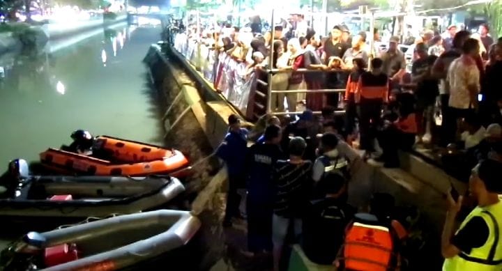 RAMAI : Petugas BPBD Sidoarjo sedang dalam proses mencari jasad korban tenggelam di Sungai Pucang, Sidoarjo, Minggu (9/3). (IST/RADAR SIDOARJO)