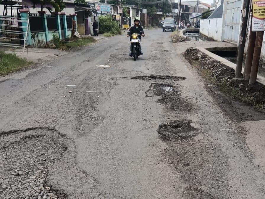 SEGERA : Jalan rusak yang terjadi di jalan Desa Sepande, Candi, Sidoarjo. Pemkab segera lakukan perbaikan jalan rusak. (M SAIFUL ROHMAN/RADAR SIDOARJO)