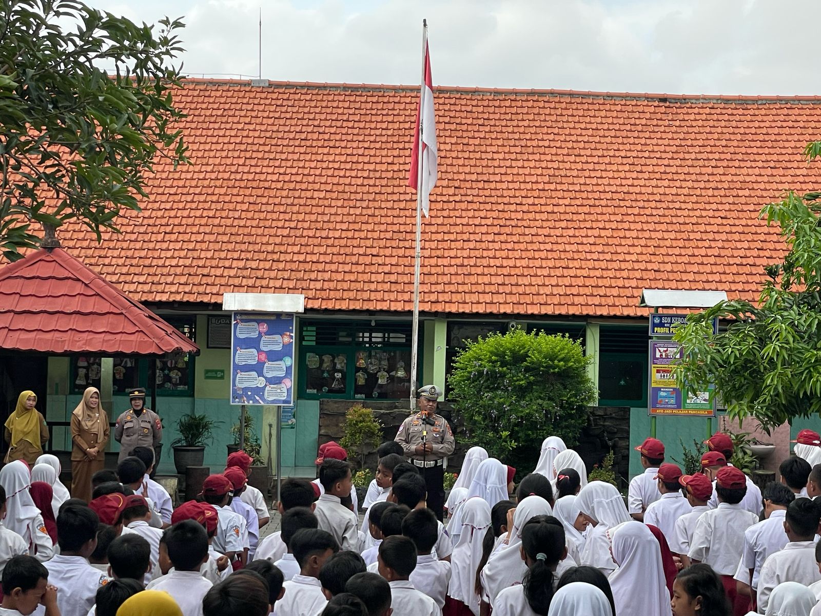 SOSIALISASI: Polsek Gedangan saat mendatangi sekolah dan mensosialisasikan bahaya anak dibawah umur mengendarai kendaraan bermotor. (IST/RADAR SIDOARJO)