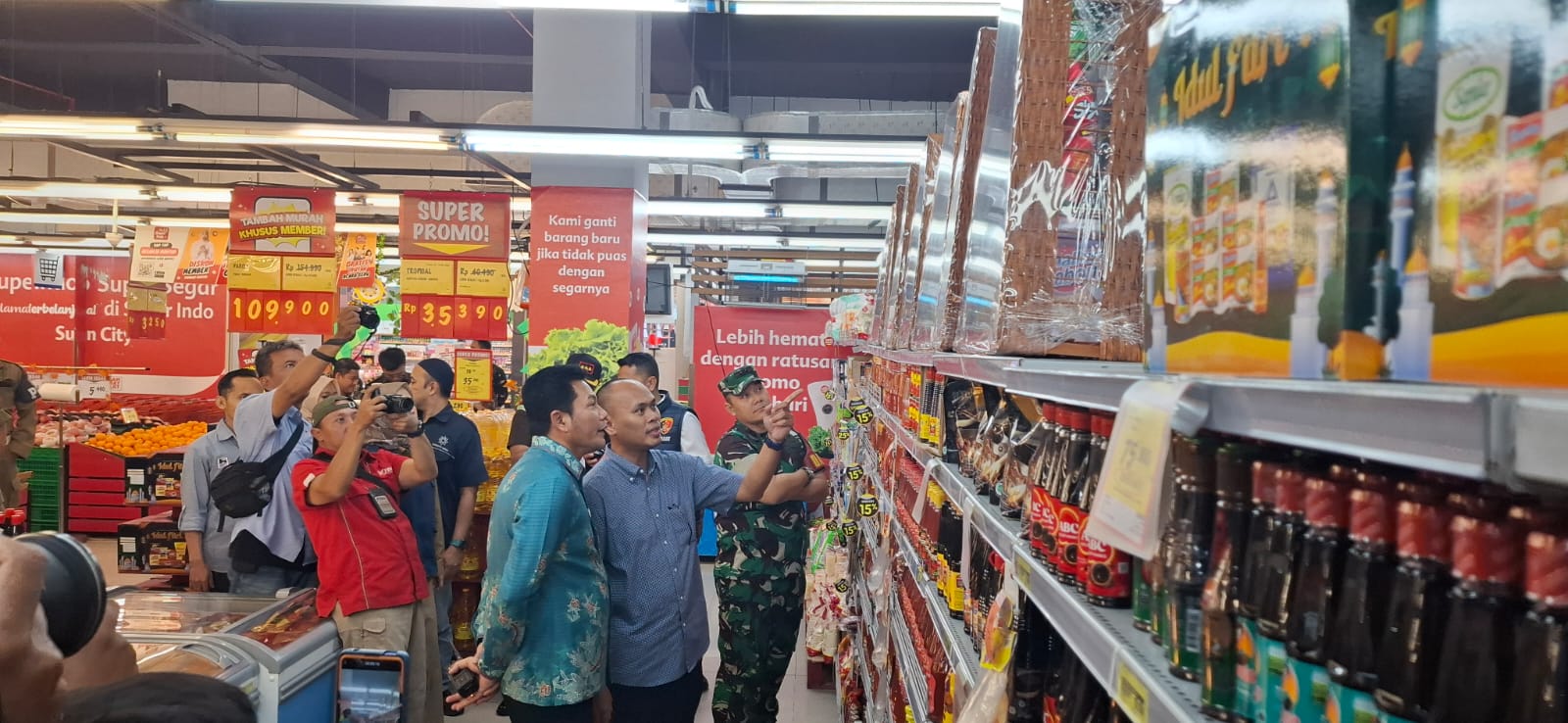 AMAN : Bupati Sidoarjo, Subandi saat melakukan sidak di swalayan. Ia mengecek tanggal kadaluarsa produk mamin yang dijual. (M SAIFUL ROHMAN/RADAR SIDOARJO)