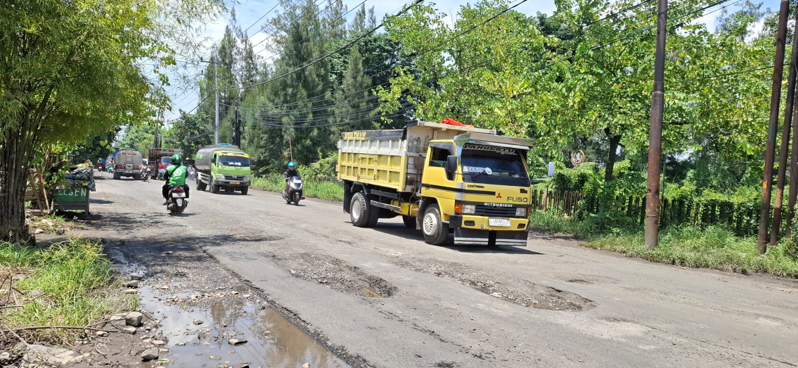 BERLUBANG: Kondisi Jalan Raya Sawunggaling 2 Jemundo, Taman, Sidoarjo, yang rusak. (M SAIFUL ROHMAN/RADAR SIDOARJO)