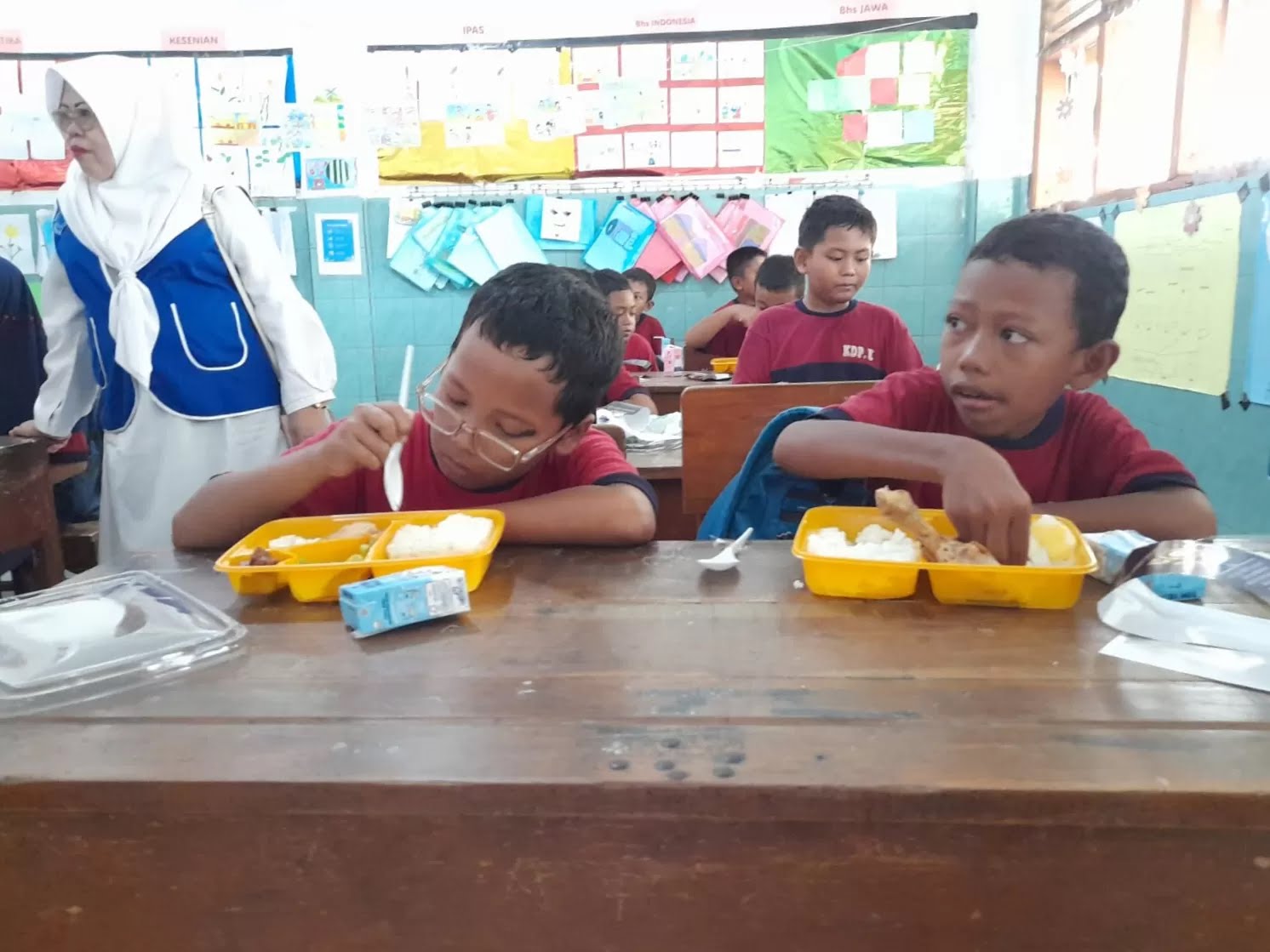 DISESUAIKAN: Siswa SDN Kedungpandang 1 saat pertama kali mendapatkan Makan Bergizi Gratis (MBG). Siswa tetap mendapatkan MBG selama ramadan. (M SAIFUL ROHMAN/RADAR SIDOARJO)