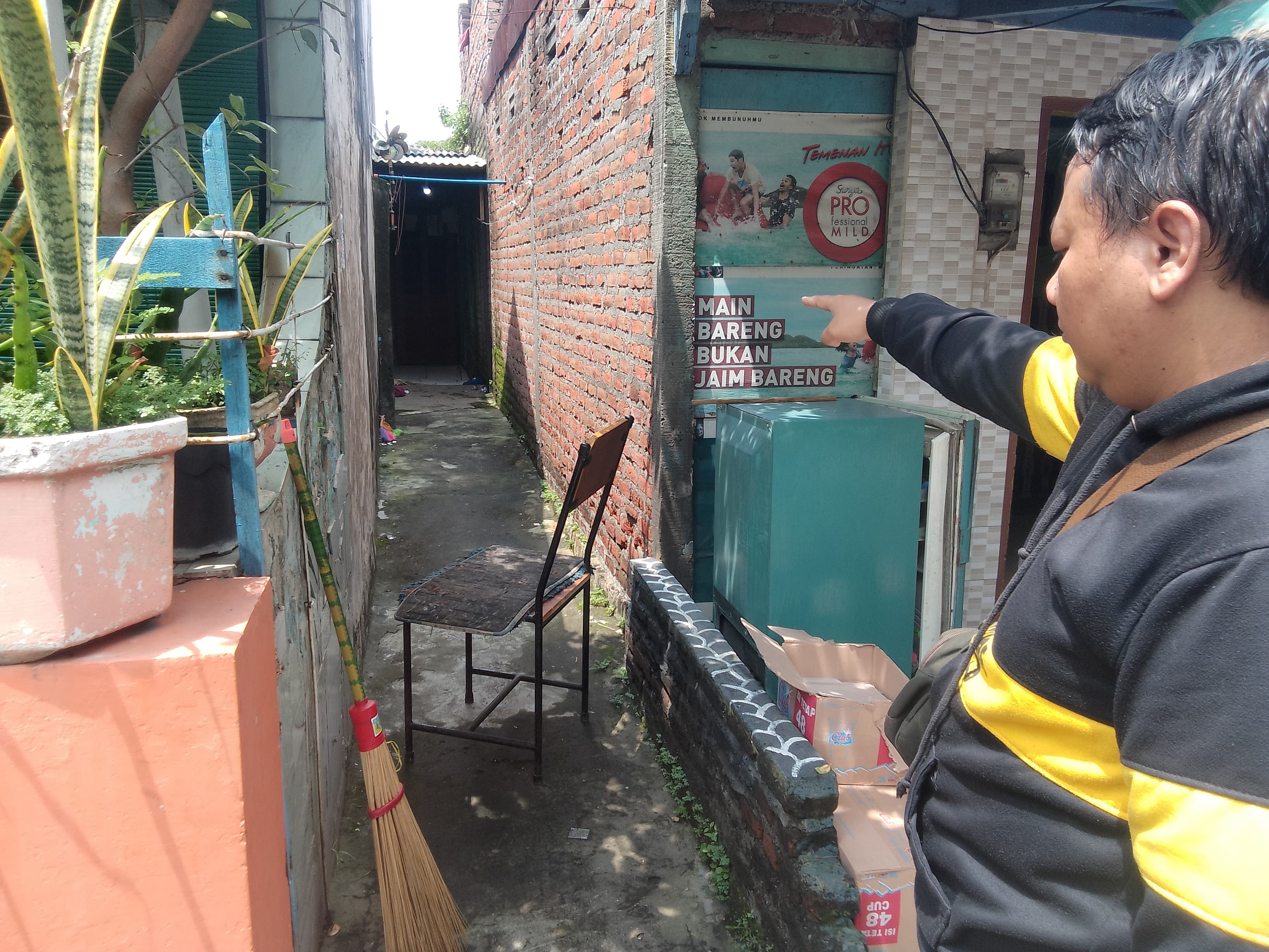 TRAGIS : Saksi menunjukkan lokasi rumah korban pembacokan di Ketegan, Taman, Sidoarjo, Selasa (11/3) malam. (DIKY PUTRA SANSIRI/RADAR SIDOARJO)