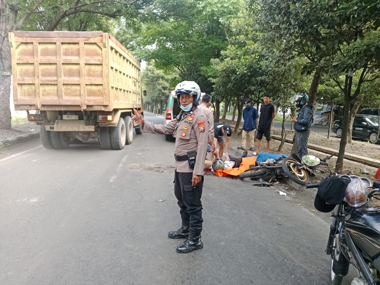 NAHAS : Kondisi korban usai mengalami kecelakaan tunggal di Jalan Lingkar Timur, Buduran, Sidoarjo, Rabu (12/3) pagi. (IST/RADAR SIDOARJO)