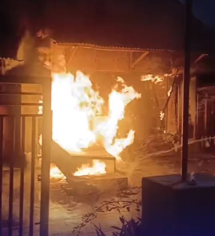PEMADAMAN : Petugas berjibaku untuk memadamkan api di warung Madura, Cemengkalang, Sidoarjo, Rabu (12/3). (IST/RADAR SIDOARJO)