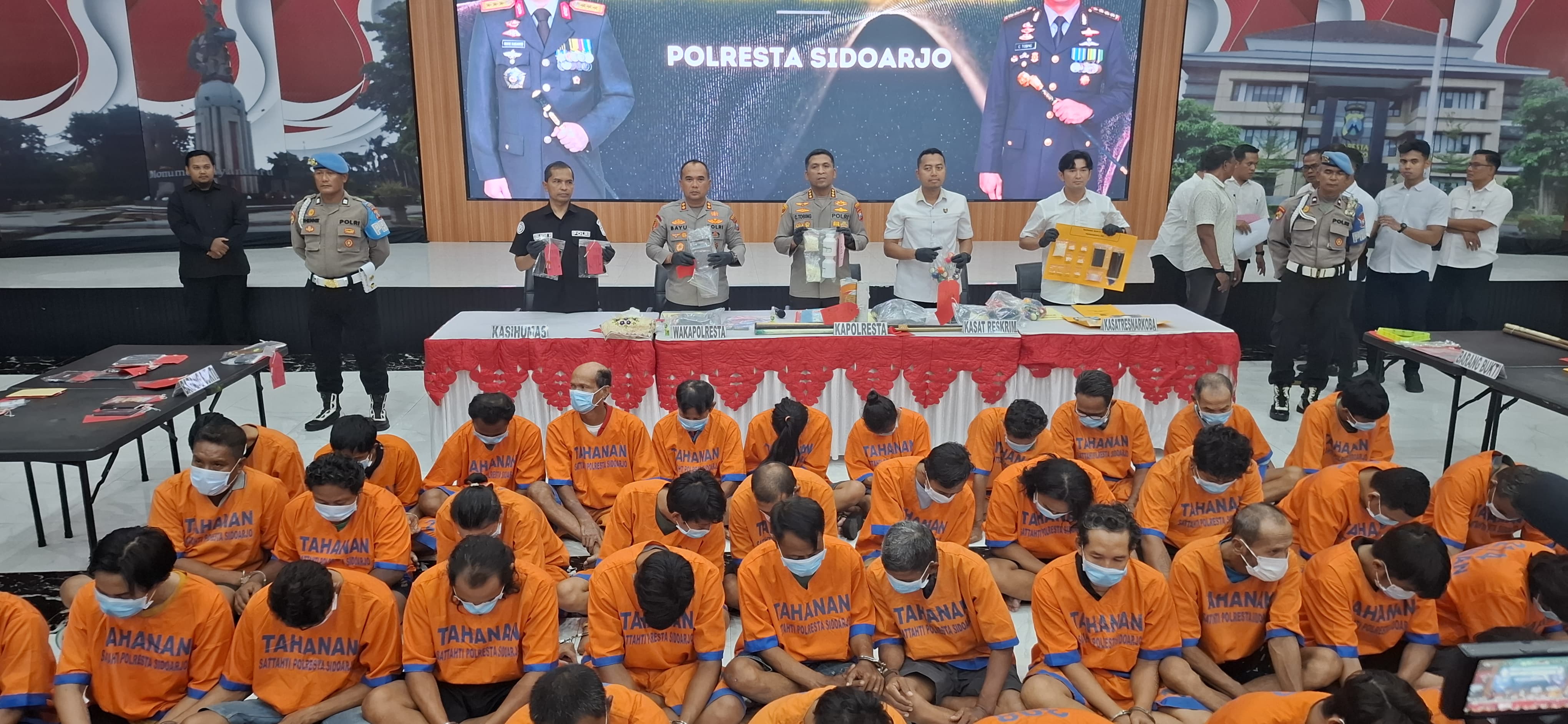 RATUSAN : Sebanyak 185 tersangka diamankan Polresta Sidoarjo selama pelaksanaan Operasi Pekat Semeru 2025. (GUNTUR IRIANTO/RADAR SIDOARJO)