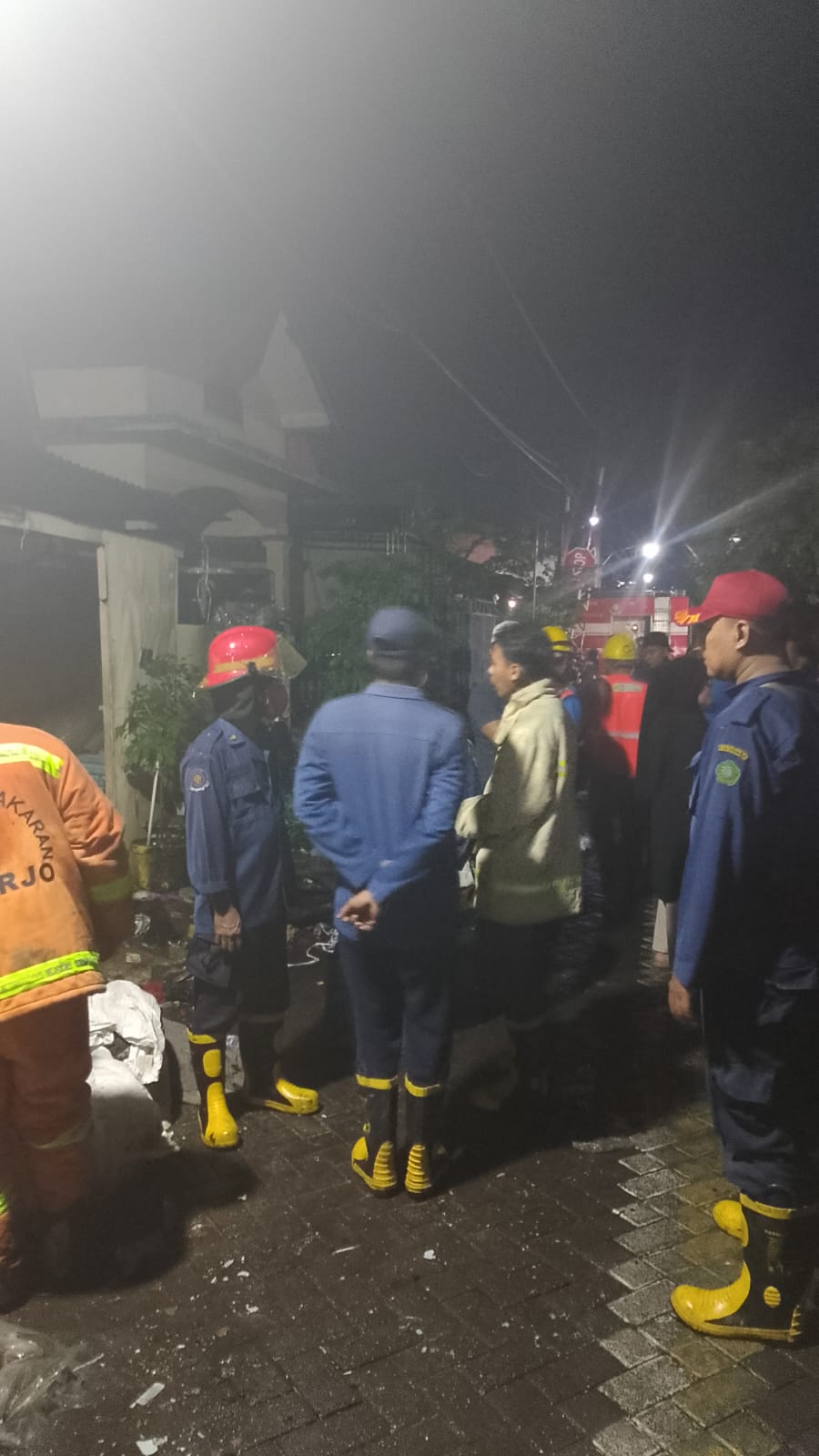 LUDES : Kondisi rumah di Masangankulon, Sukodono, Sidoarjo, pasca terjadinya kebakaran, Rabu (12/3) malam. (IST/RADAR SIDOARJO)