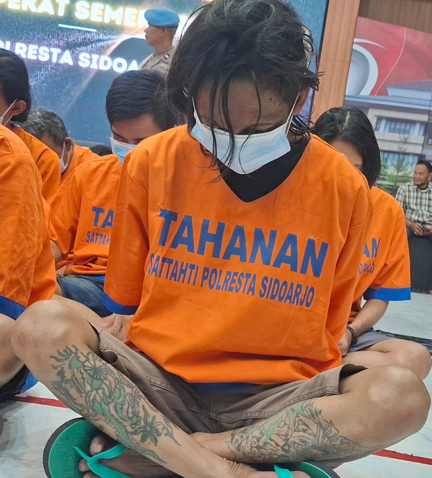 DITAHAN : Tersangka pembacokan di Kelurahan Ketegan, Taman, Sidoarjo, ketika diamankan Satreskrim Polresta Sidoarjo. (GUNTUR IRIANTO/RADAR SIDOARJO )