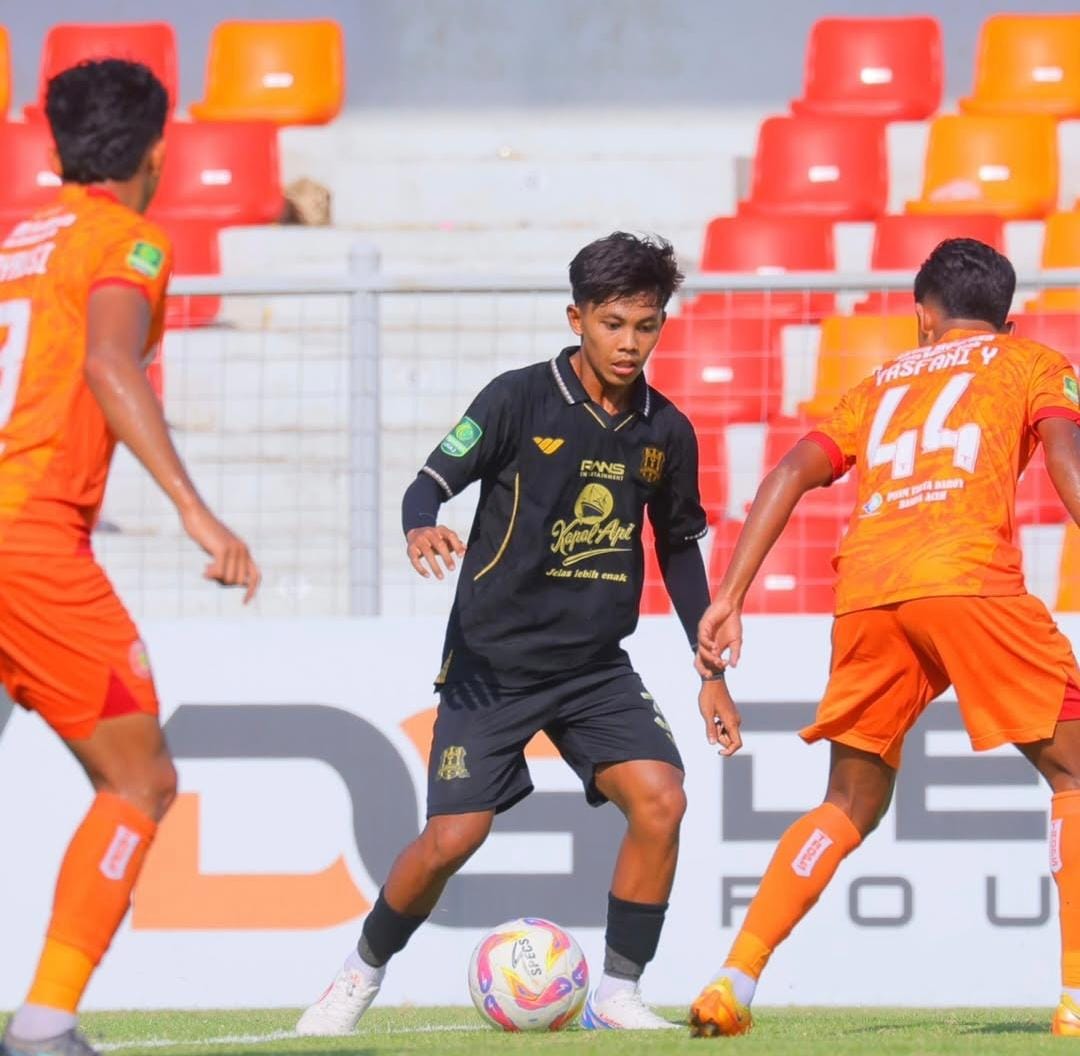 PELAMAR: Para pemain Deltras Sidoarjo saat melakoni pertandingan di Liga 2 Musim 2024/2025. Saat ini Deltras sedang mencari pelatih untuk musim depan. (IST/RADAR SIDOARJO)
