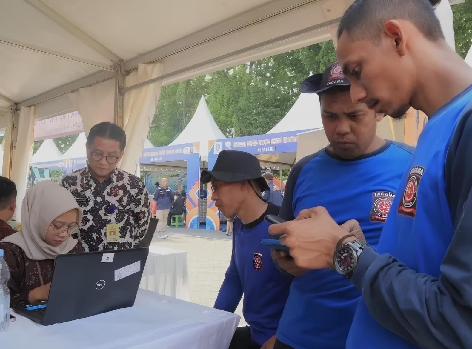 GENCAR: Kepala Dispendukcapil Sidoarjo, Reddy Kusuma memantau aktivasi IKD di GOR Sidoarjo. (IST/RADAR SIDOARJO)