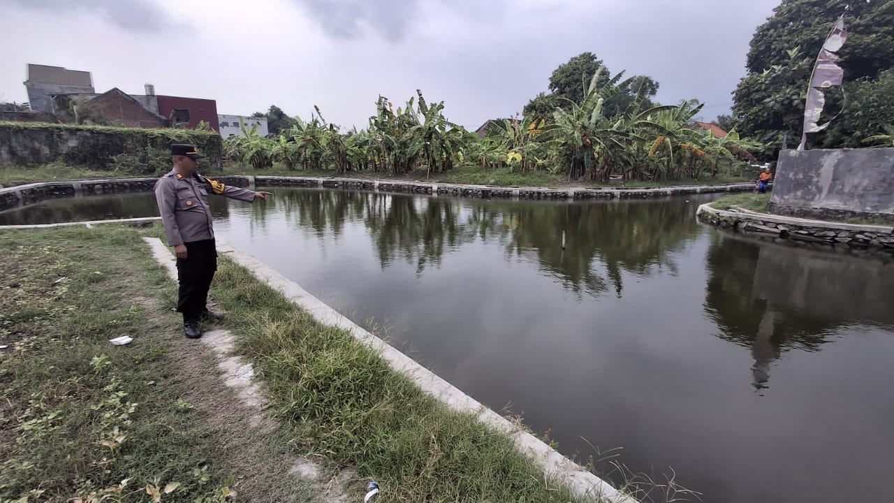 OLAH TKP : Polisi sedang berada di lokasi tenggelamnya bocah berusia 10 tahun di telaga lumbang, Desa Sawocangkring, Wonoayu, Sidoarjo. (IST/RADAR SIDOARJO)