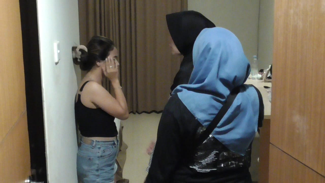 DADAKAN : Empat wanita yang diamankan di kamar hotel beserta satu pria diduga mucikari karena prostitusi online. (IST/RADAR SIDOARJO)