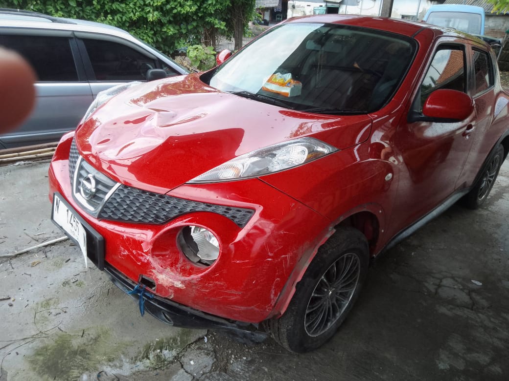 RINGSEK : Kondisi mobil usai tabrak pengendara motor di Jalan Ring Road Gedangan, Sidoarjo. (IST/RADAR SIDOARJO)