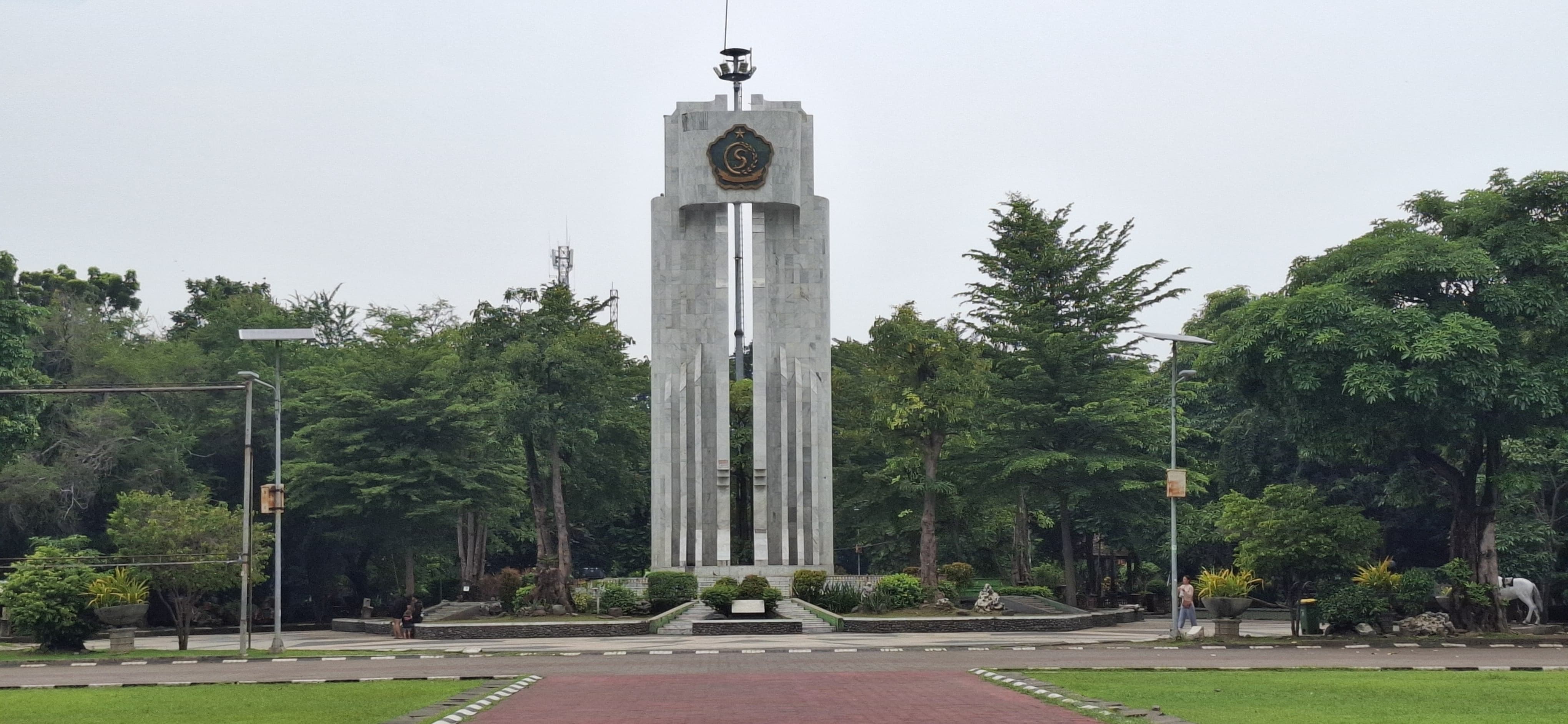 DIULANG : Alun-Alun Sidoarjo yang gagal direnovasi. Dua proyek Pemkab Sidoarjo gagal lelang dan harus tender ulang. (M SAIFUL ROHMAN/RADAR SIDOARJO)