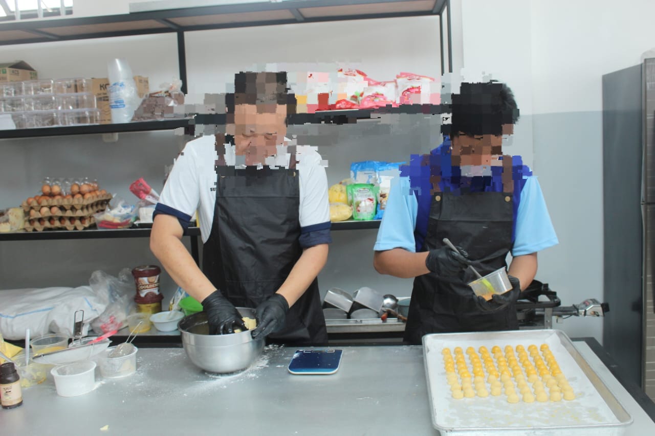 SEMANGAT : Hasil kreasi narapidana Rutan Medaeng, Sidoarjo yakni kue kering. (IST/RADAR SIDOARJO)