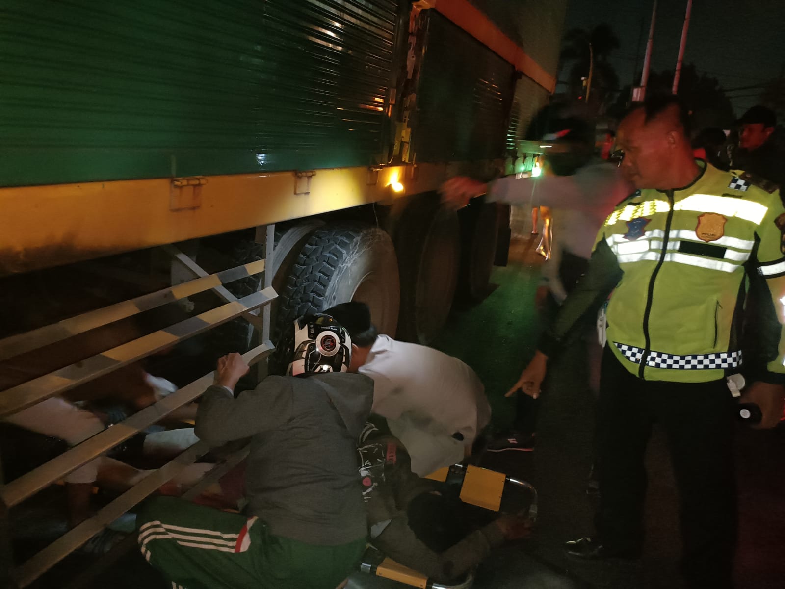 TERKAPAR : Kondisi korban saat berada di bawah kolong truk di Jalan Jabaran, Balongbendo, Sidoarjo, Jumat (14/3). (IST/RADAR SIDOARJO)
