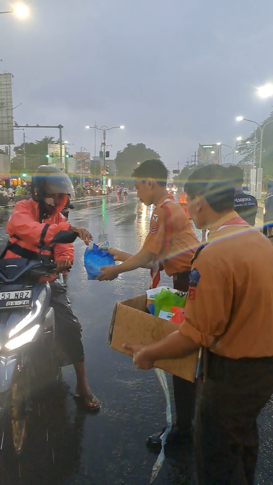 KOMPAK : Gerakan Pramuka Ponpes Al Fattah Sidoarjo sesuai bagikan takjil gratis di Alun-alun Sidoarjo. (ANAS/RADAR SIDOARJO)