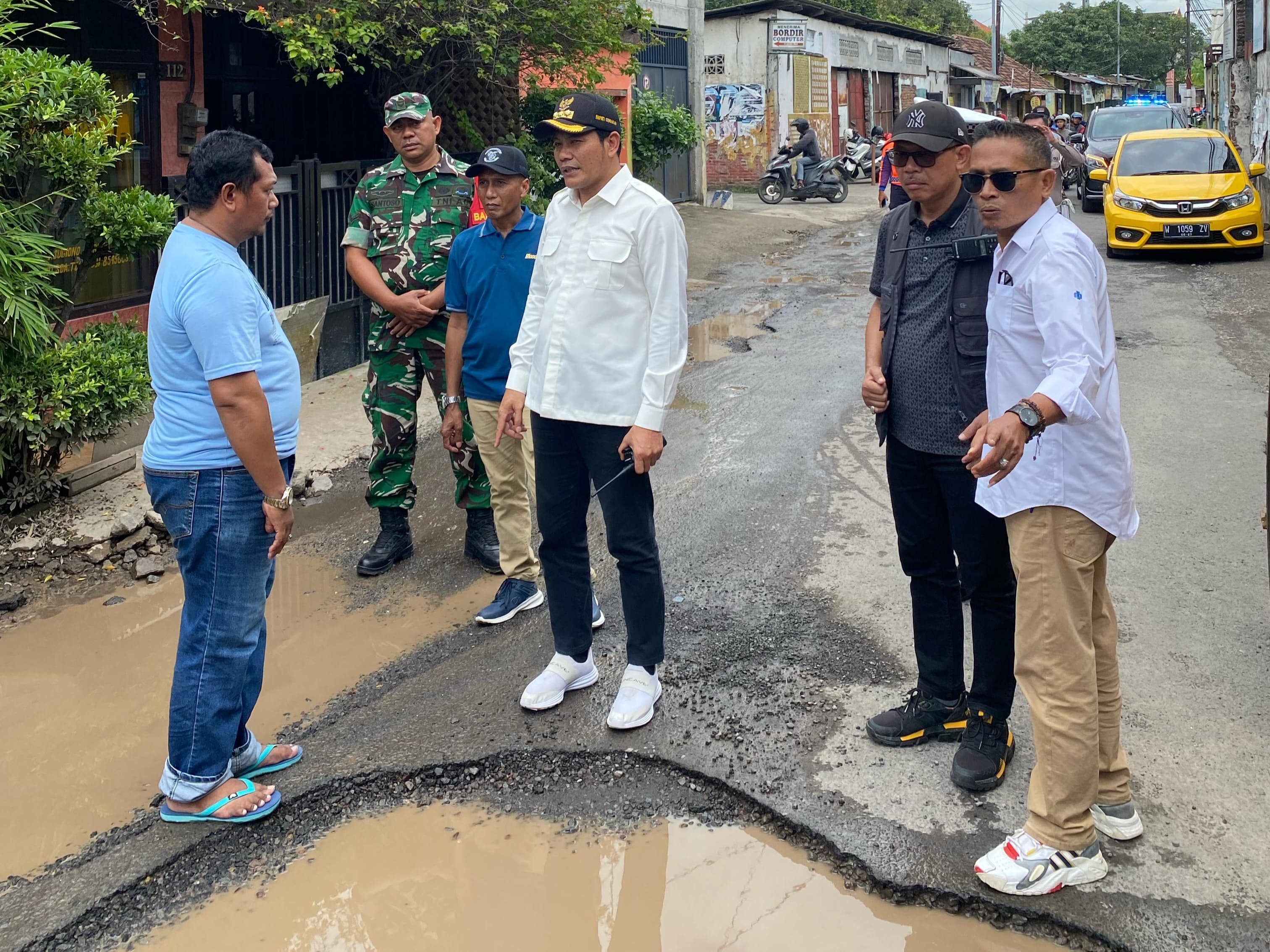 RUSAK PARAH: Bupati Sidoarjo, Subandi saat sidak Jalan Kureksari di Kecamatan Waru.(M SAIFUL ROHMAN/RADAR SIDOARJO)