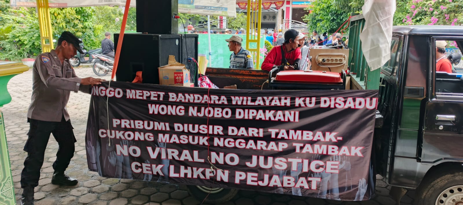 BATAL :&nbsp; Ratusan warga Pranti, Sedati, Sidoarjo, berkumpul di Balai Desa Pranti, Minggu (16/3). Mereka hendak demo di PT Angkasa Pura. (DIKY PUTRA SANSIRI/RADAR SIDOARJO)
