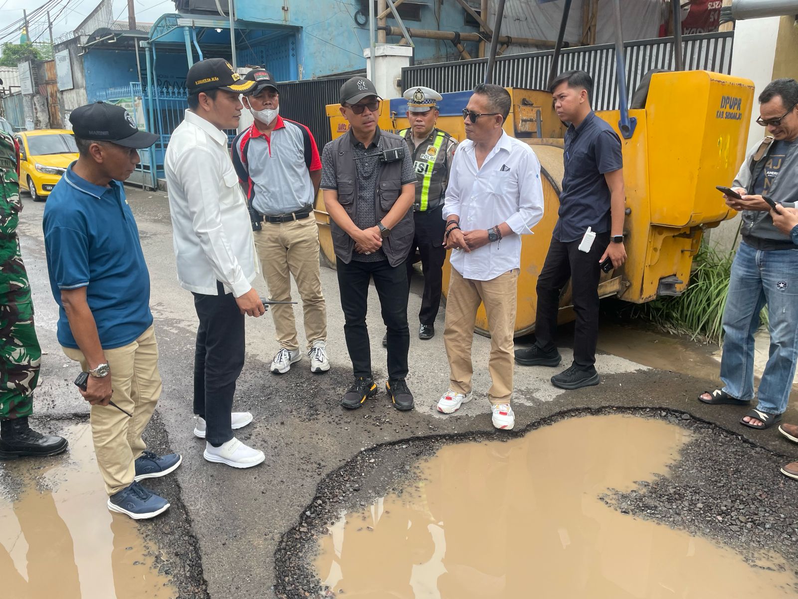 GENCAR: Bupati Sidoarjo, Subandi saat meninjau jalan rusak di Kureksari. Ia meminta camat aktif pstakan jalan rusak di wilayahnya. (M SAIFUL ROHMAN/RADAR SIDOARJO)