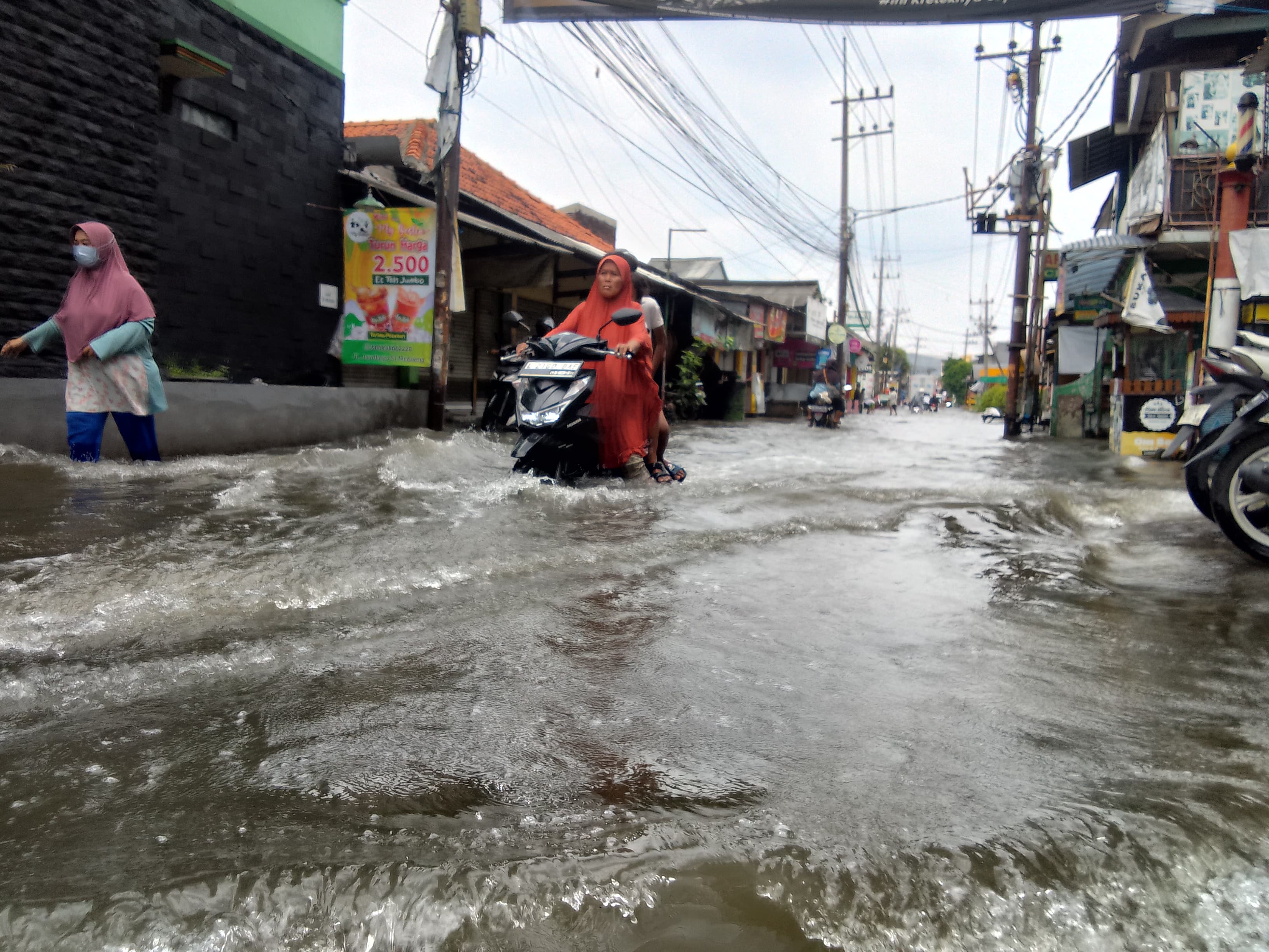 LANGGANAN : Banjir genangi kawasan Medaeng, Waru, Sidoarjo, Senin (17/3). (DIKY PUTRA SANSIRI/RADAR SIDOARJO)