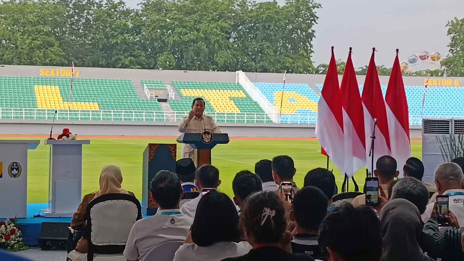 APRESIASI: Presiden Prabowo saat meresmikan Stadion Gelora Delta, Senin (17/3). (M SAIFUL ROHMAN/RADAR SIDOARJO)