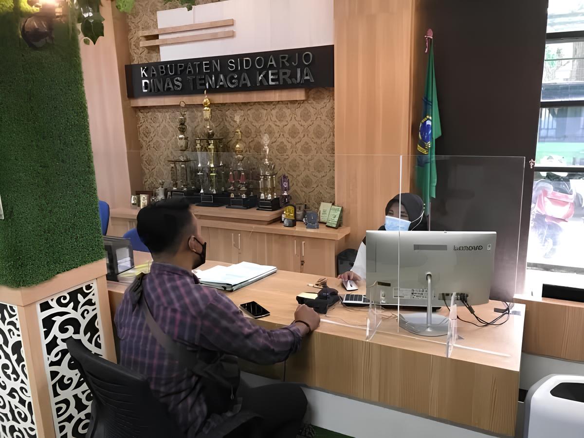 SUDAH DIBUKA: Warga memanfaatkan posko aduan THR Disnaker Sidoarjo. (IST/RADAR SIDOARJO)