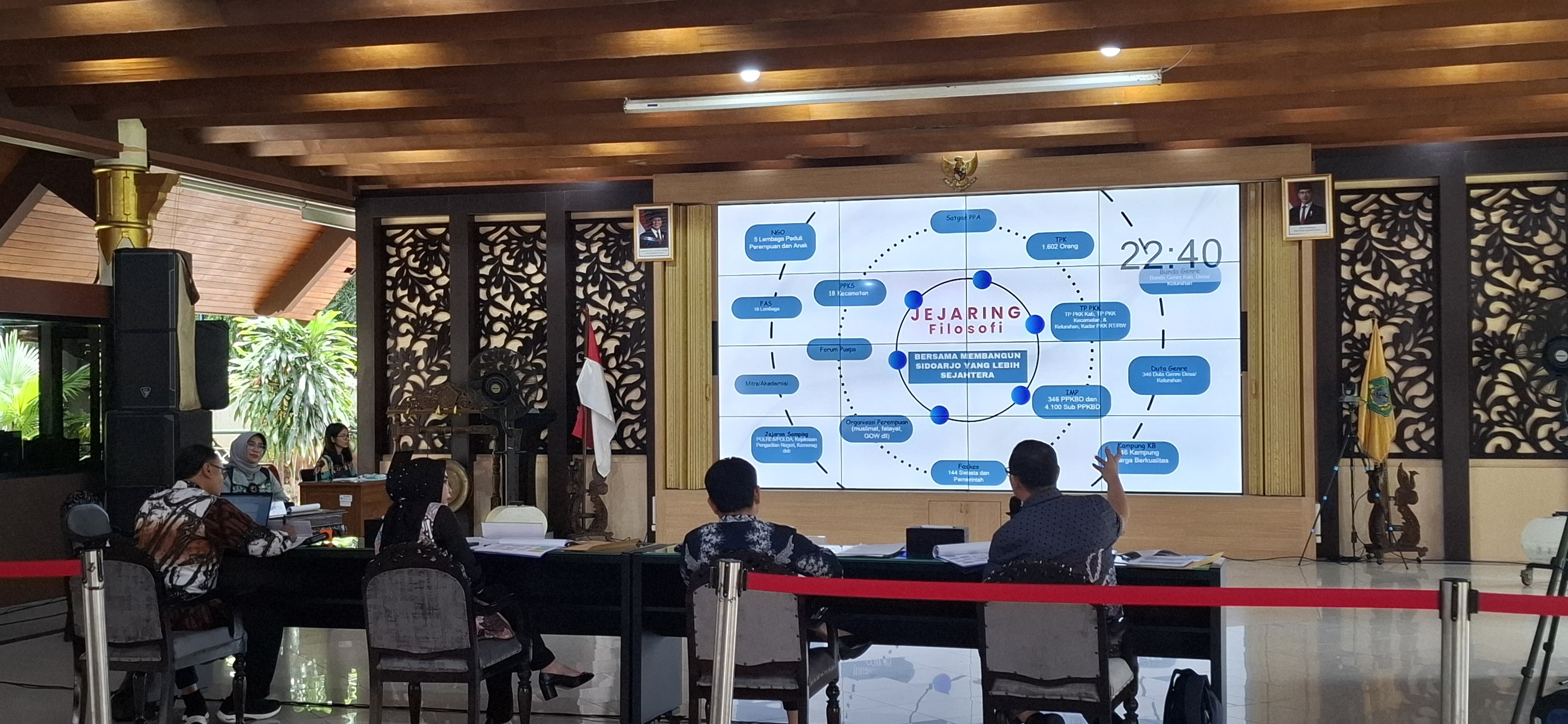 AKSELERASI: Kepala DP3AKB, Henny Kristiani saat memaparkan materi visi misi prioritas daerah. (M SAIFUL ROHMAN/RADAR SIDOARJO)