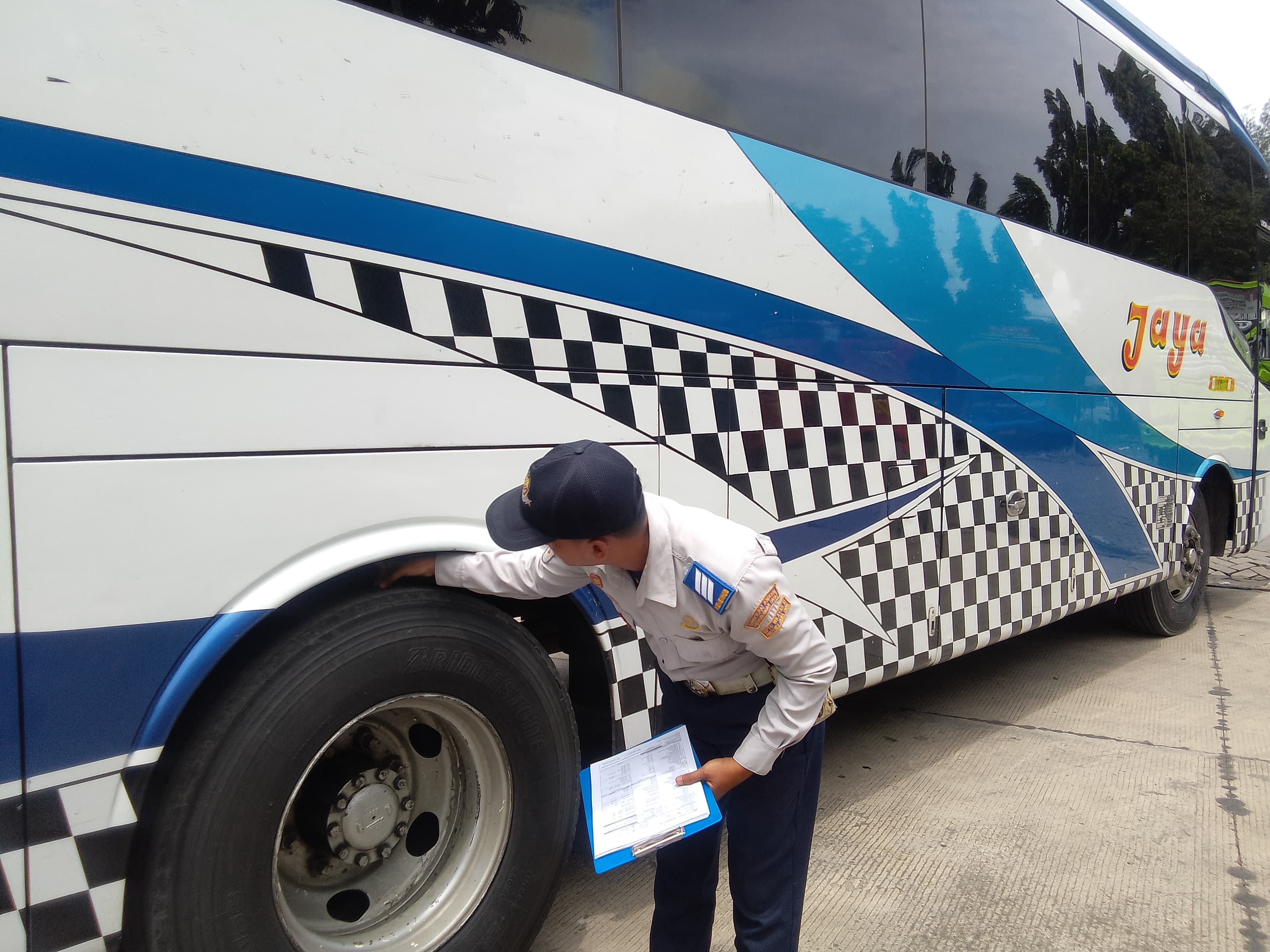 PERSIAPAN LEBARAN : Pengelola Terminal Tipe A Purabaya sedang melakukan ramp check bus di Bungurasih, Waru, jelang mudik, Selasa (18/3). (DIKY PUTRA SANSIRI/RADAR SIDOARJO)