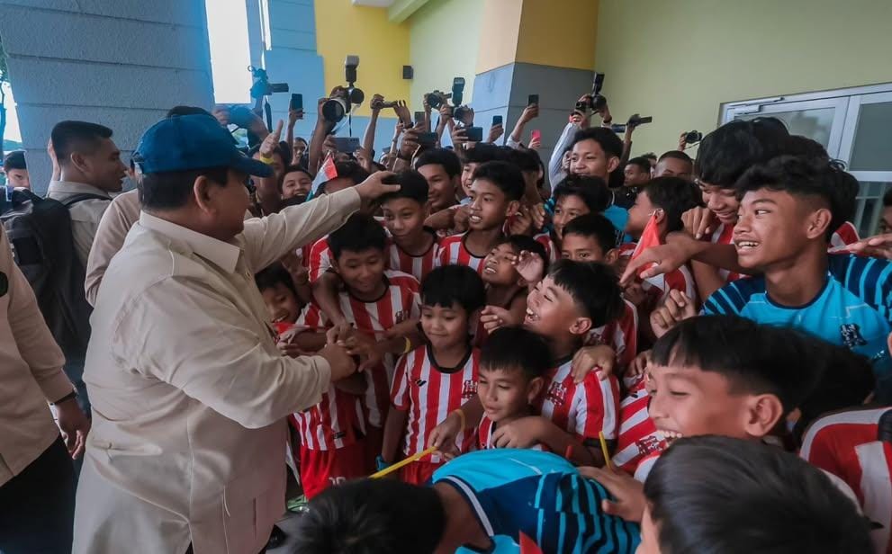 ANTUSIAS: Presiden Prabowo Subianto saat menyalami anak-anak Deltras Academy di Stadion Gelora Delta, Sidoarjo. (IST/RADAR SIDOARJO)