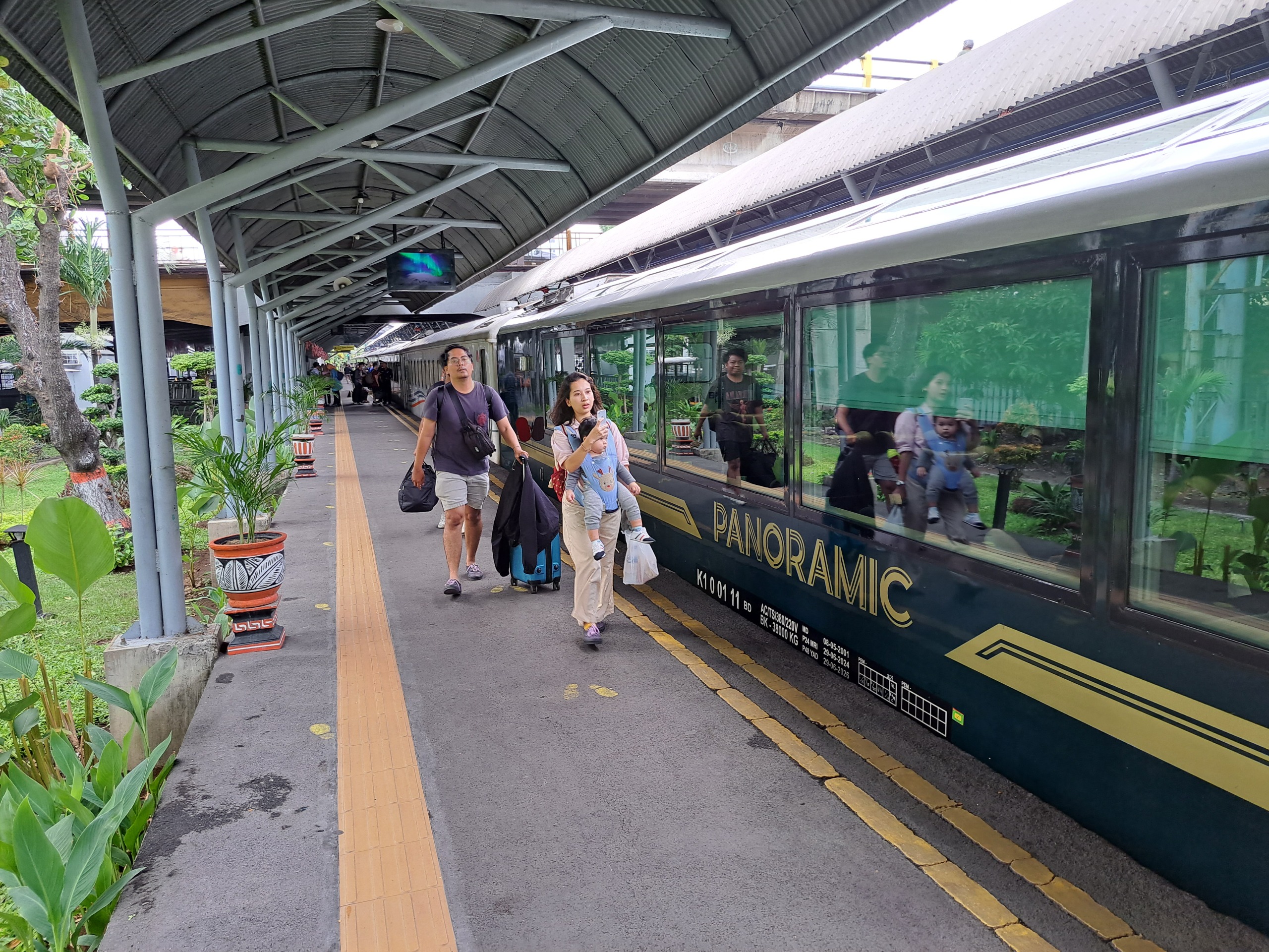 MELONJAK : PT KAI Daop 8 Surabaya sudah menyiapkan KA tambahan untuk mudik lebaran keberangkatan Stasiun Sidoarjo. (IST/RADAR SIDOARJO)