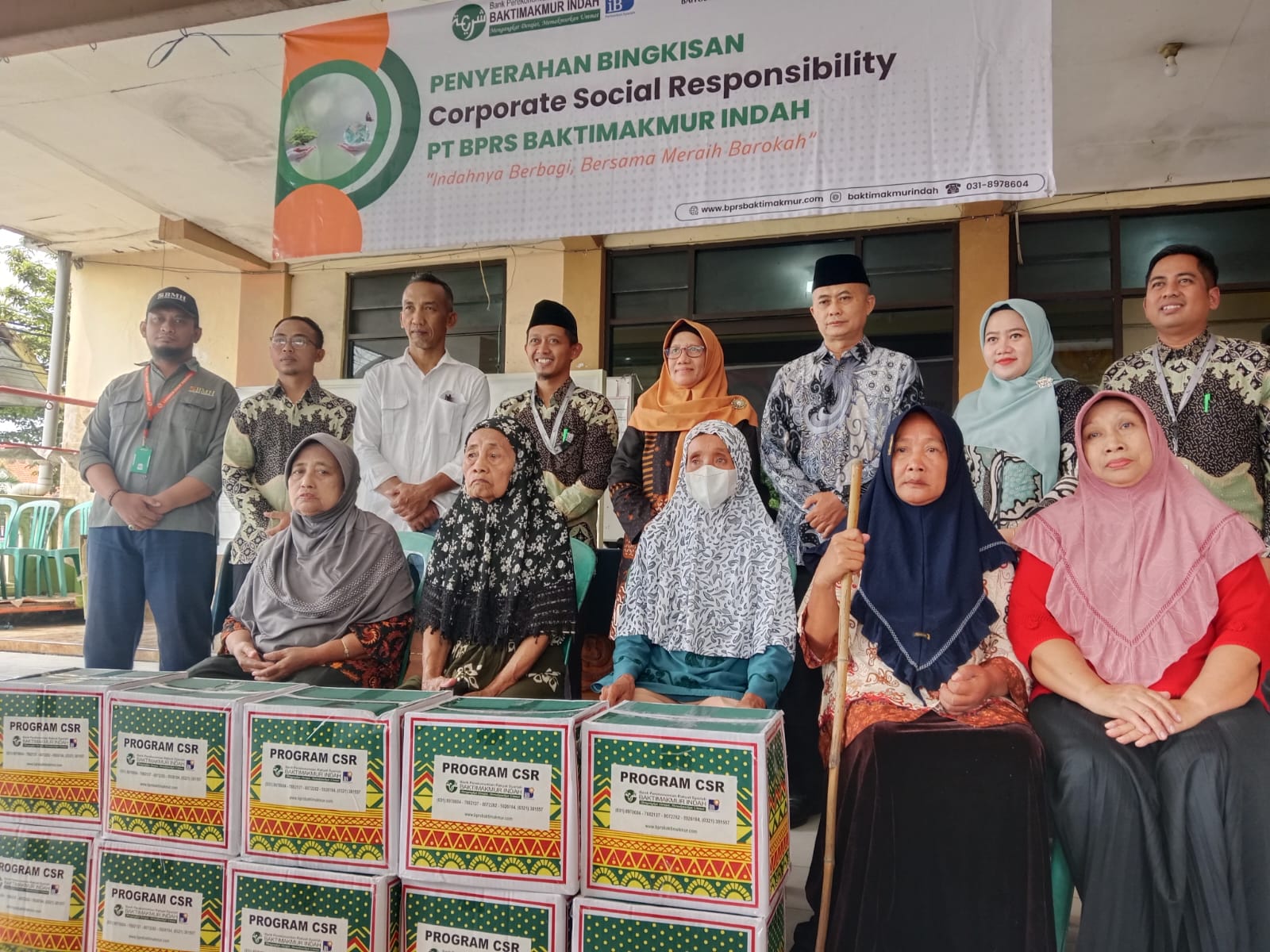 BERBAGI: PT Bank Perekonomian Rakyat Syariah (BPRS) Baktimakmur Indah bekerja sama dengan Laznas Baitul Maal Hidayatullah (BMH) Unit Sidoarjo, BPRS Baktimakmur Indah menyalurkan 1.250 paket sembako.