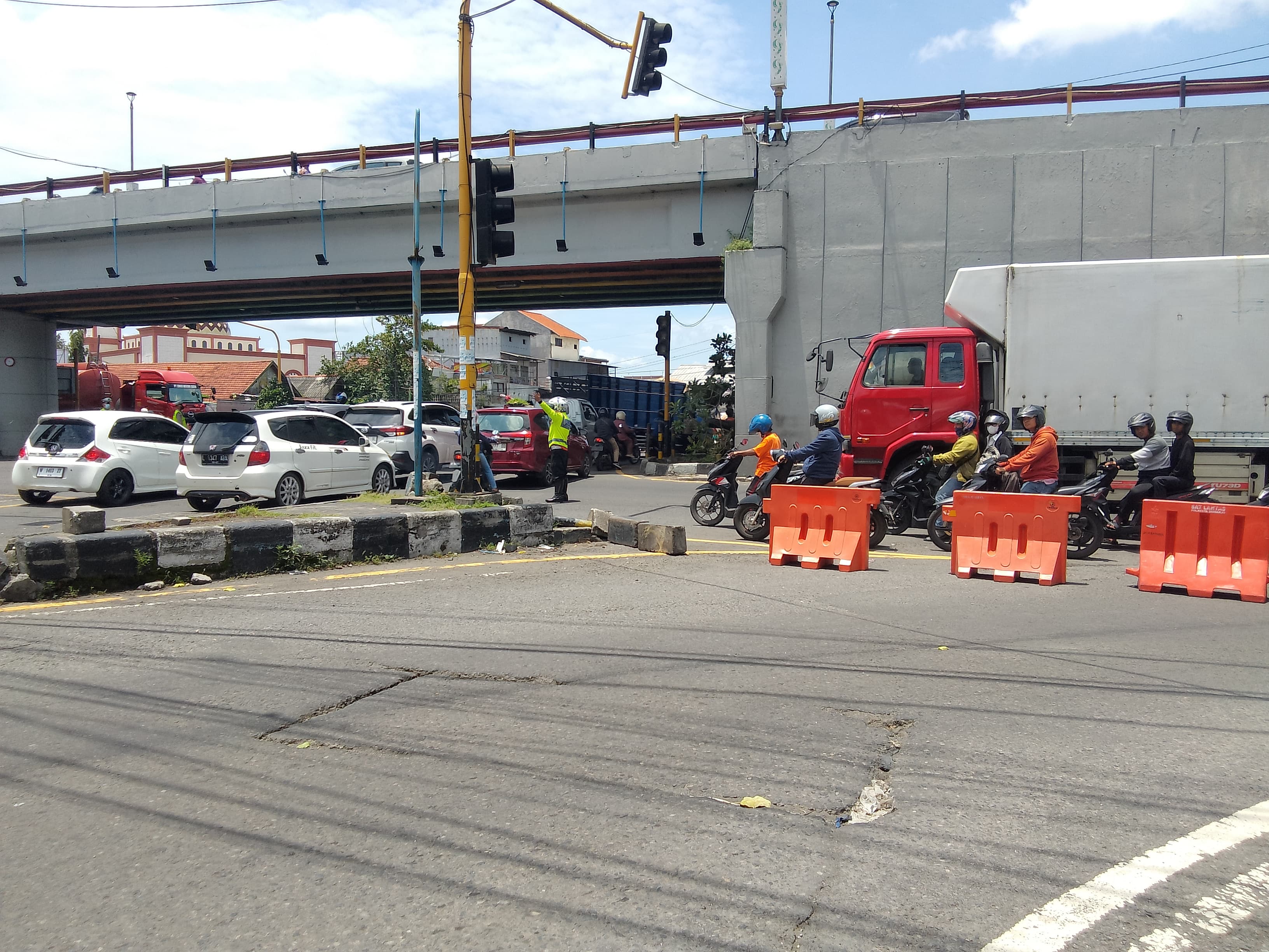 DIEVALUASI : Satlantas Polresta Sidoarjo akan menerapkan one way di Jalan Letjen Sutoyo, Waru, Sidoarjo. Namun menunggu arus mudik dimulai. (DIKY PUTRA SANSIRI/RADAR SIDOARJO)
