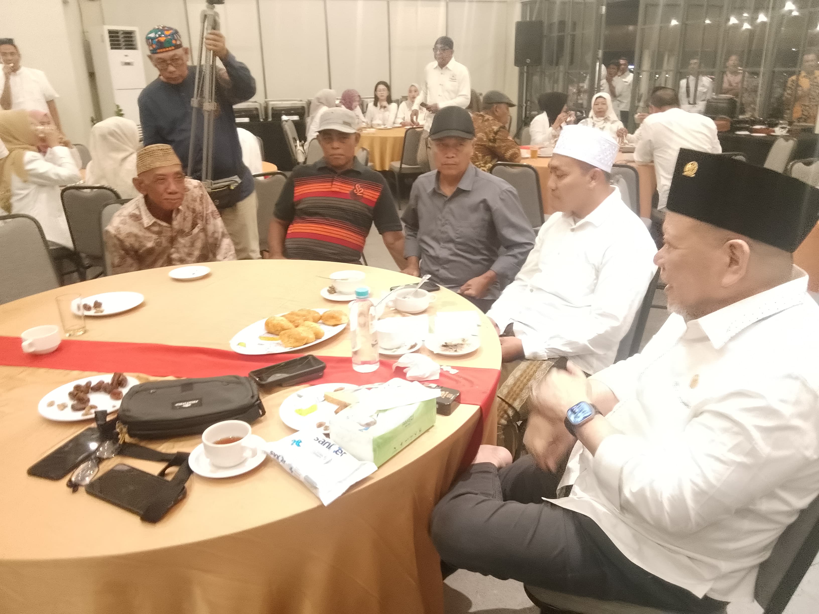 TAMPUNG ASPIRASI : AA LaNyalla Mahmud Mattalitti saat duduk bersama nelayan dan petambak di Sidoarjo, Rabu (19/3). Petambak keluhkan banjir rob. (DIKY PUTRA SANSIRI/RADAR SIDOARJO)